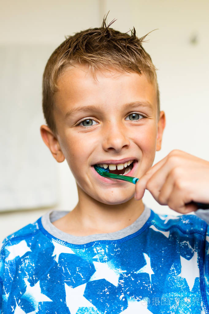 小男孩用牙刷刷牙