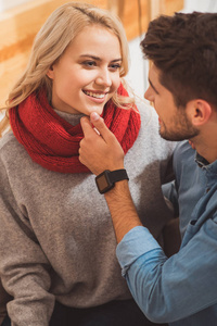 相爱的双方在家里拥抱的可爱照片