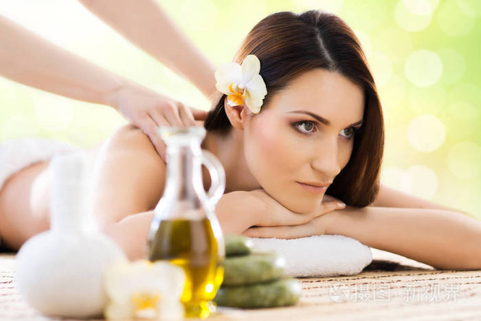 年轻的天然女子spa按摩