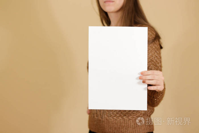女孩抱着白色 A4 白纸垂直。单张高分。
