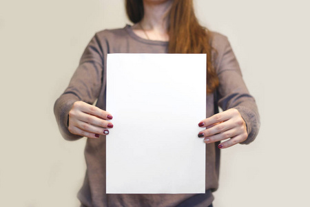 女孩抱着白色 A4 白纸垂直。单张高分。