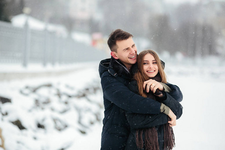 在一个下雪的公园构成的夫妇