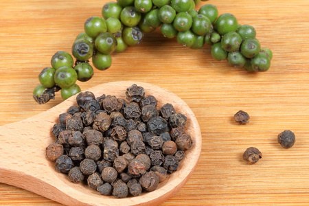 黑胡椒子在白碗胡椒磨和黑胡椒子胡椒磨和黑胡椒子