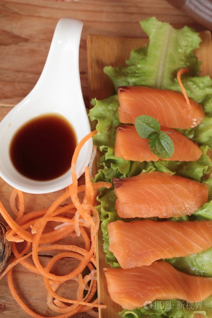 三文鱼原料刺身配上芥末,日本的食物风格照片-正版商用图片0w3zju-摄