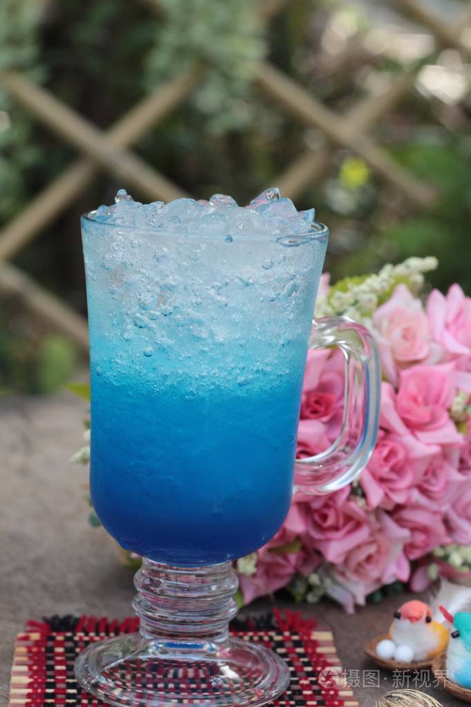 蓝柠檬苏打水喝上木背景