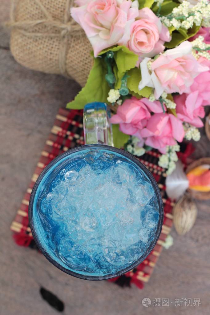 蓝柠檬苏打水喝上木背景