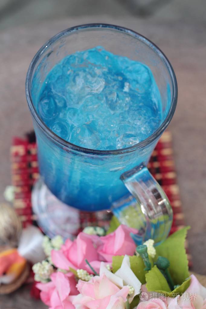 蓝柠檬苏打水喝上木背景
