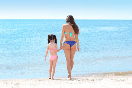 妈妈和女儿在海滩上玩得开心