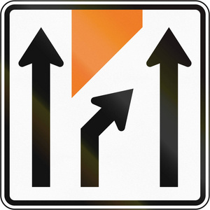 新西兰路标︰ 中心线向右前方封闭照片
