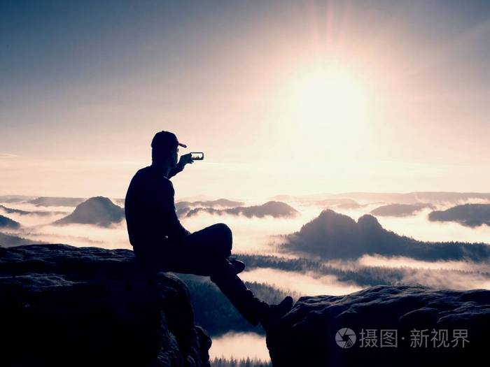 蓝色滤光镜的照片.在追寻到 mis 的男人