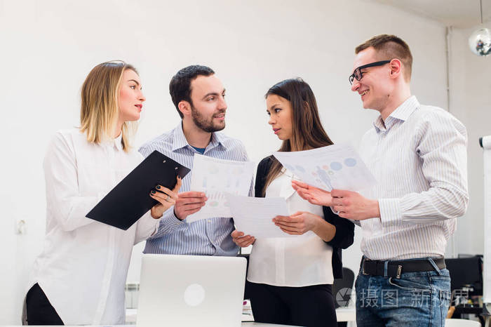 照片 商业金融 年轻人与同事在一次会议讨论的市场研究.