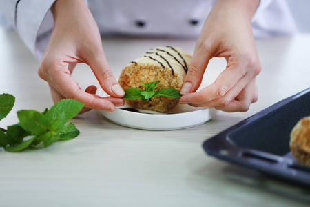 女性装饰美味甜点