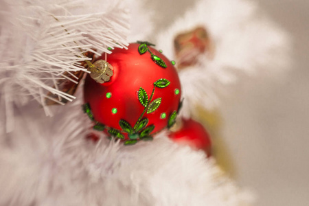 白色圣诞节装饰与球在冷杉分枝与脱口秀