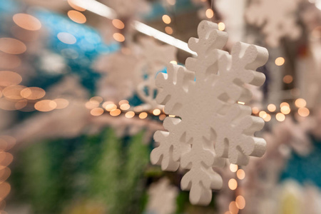 白色圣诞节装饰与冷杉的树枝上的雪花