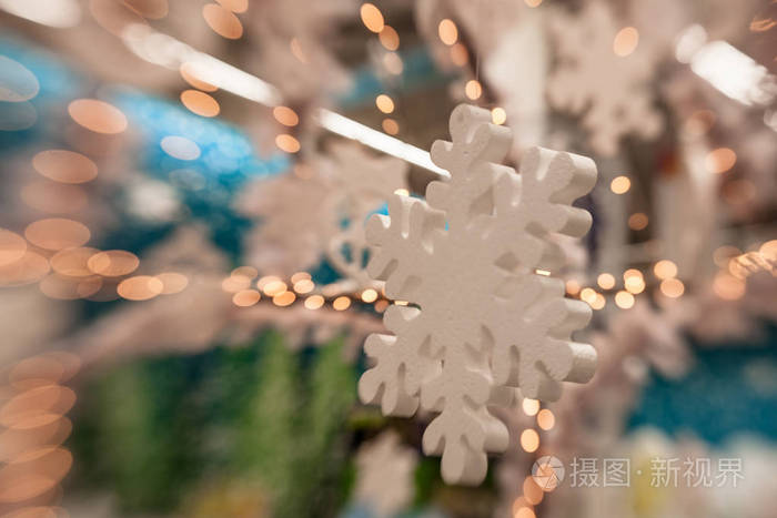 白色圣诞节装饰与冷杉的树枝上的雪花