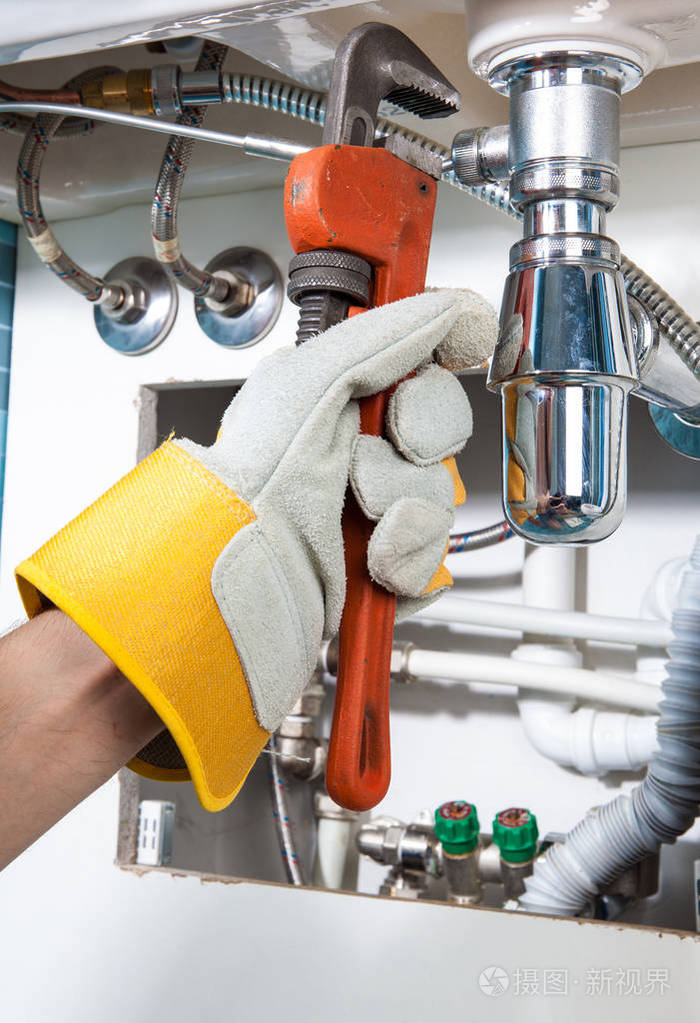 在修水槽下的水管.水管工
