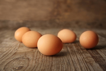 在木板上的生鸡蛋