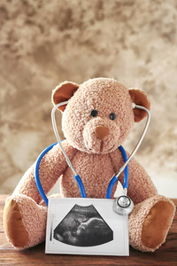 泰迪熊与超声扫描的宝贝