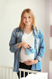 孕妇抱着婴儿毛线鞋