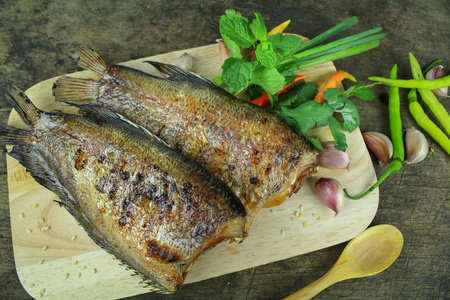 烤的蛇皮鱼 亚洲食品和美食