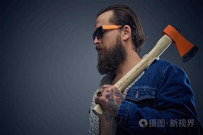 胡子的男子在拿着斧头的太阳镜