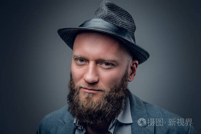 胡子的男子在一顶毡帽