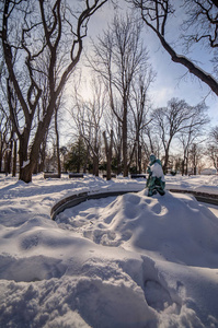 城市公园在雪之下