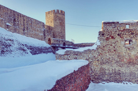 雪下的堡垒