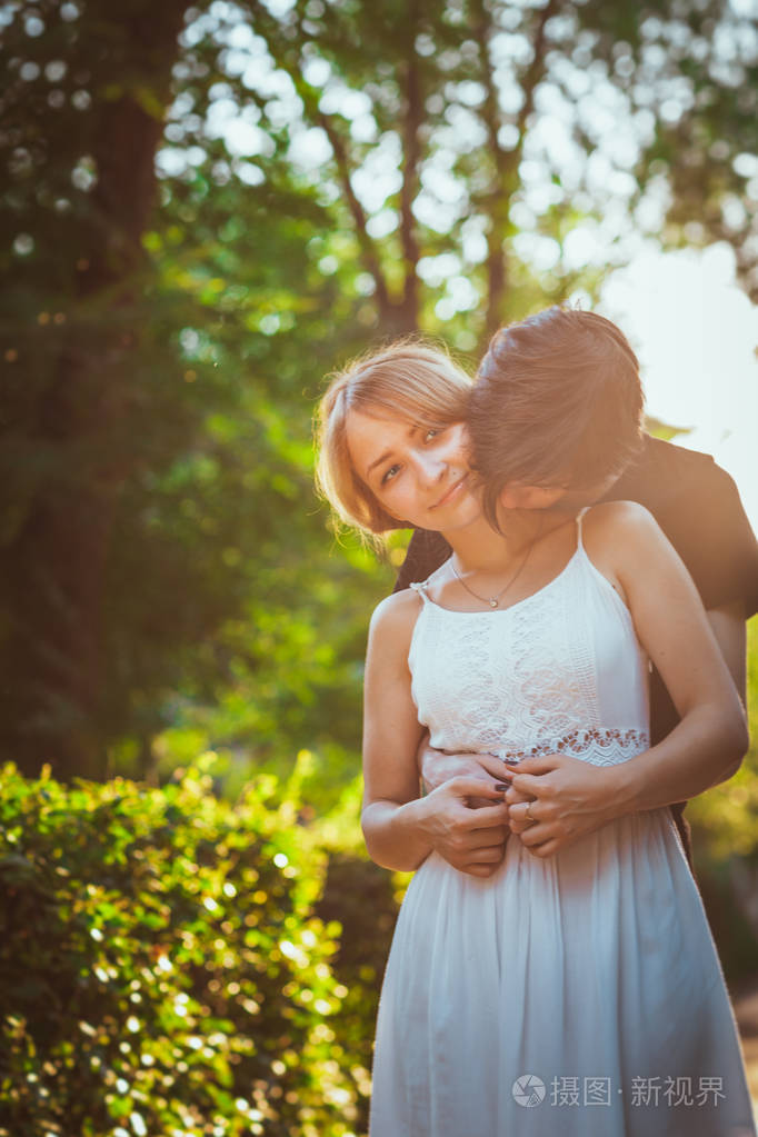 男孩和女孩,背景为公园拥抱照片-正版商用图片0w4mtp-摄图新视界