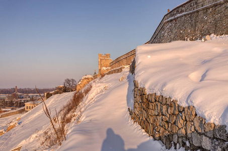 在雪下的堡垒的墙