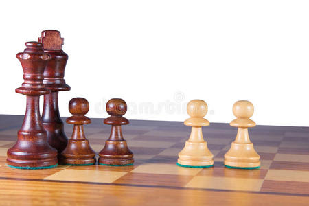 一个黑棋家与两个白棋子搏斗