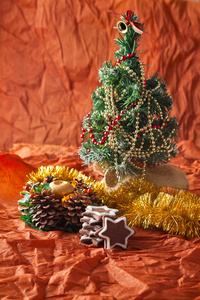 圣诞树花环装饰品和蜡烛姜饼饼干