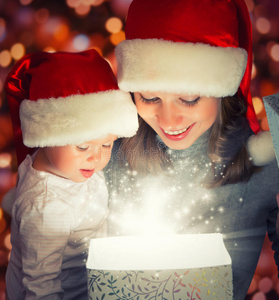 圣诞魔幻礼盒和幸福家庭母婴图片