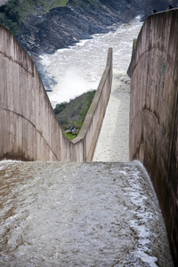 耶瓜斯大坝溢洪道