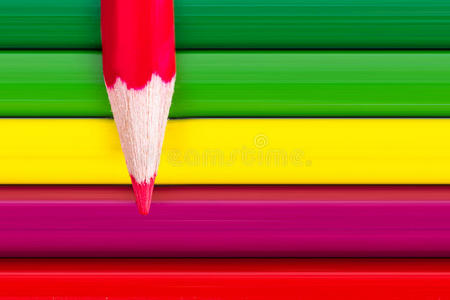 彩色铅笔上的红铅笔图片