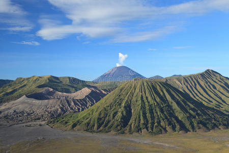 腾格里塞梅鲁布罗莫火山图片