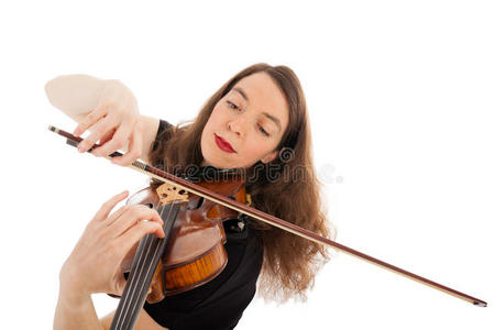 那个年轻女子正在拉小提琴