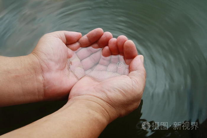 双手浇水