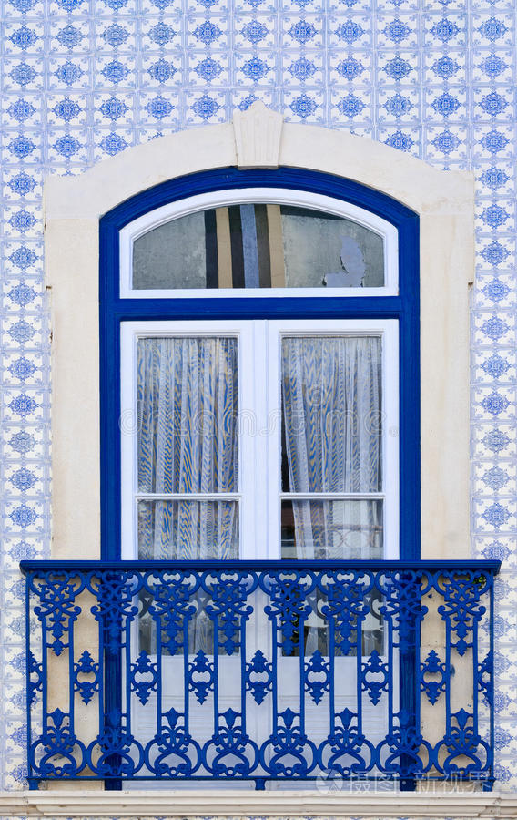 窗框复古蓝木窗门窗古色古香的窗和灯一排铸铁窗落地窗阳台复古窗翻新