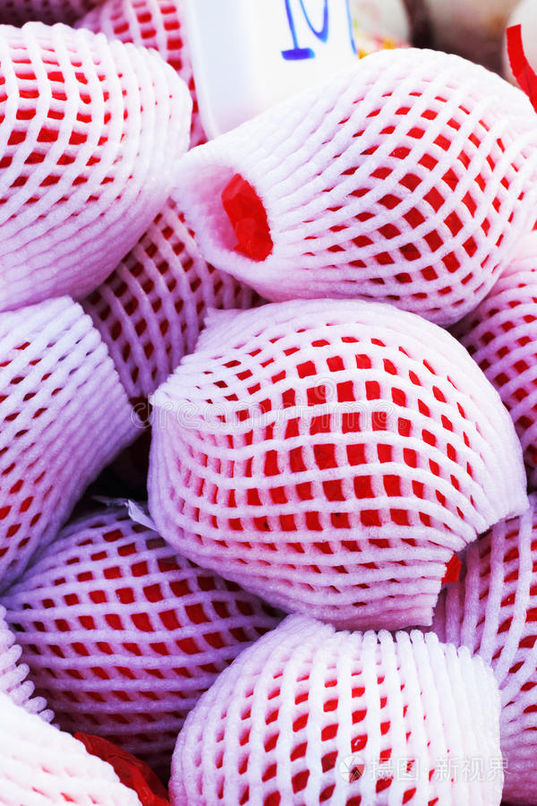 市面上的水果苹果,用泡沫包装