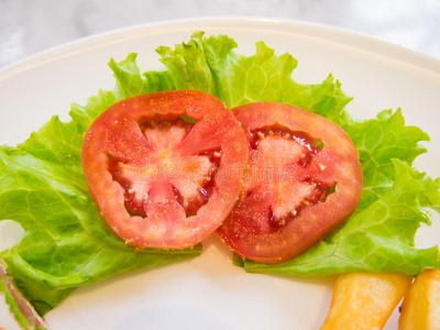 用西红柿和生菜装饰的菜