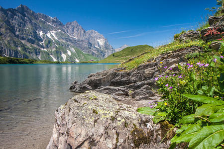 在瑞士阿尔卑斯山的特鲁伯西湖徒步旅行