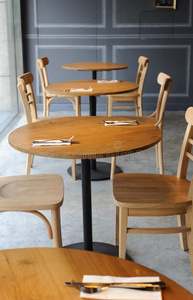咖啡馆角落的木椅和木桌