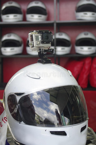 手推车赛车运动头盔与相机图片