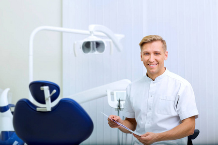 牙医与图像工作场所医院的手在他的办公室
