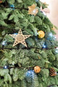 与星装饰的圣诞树