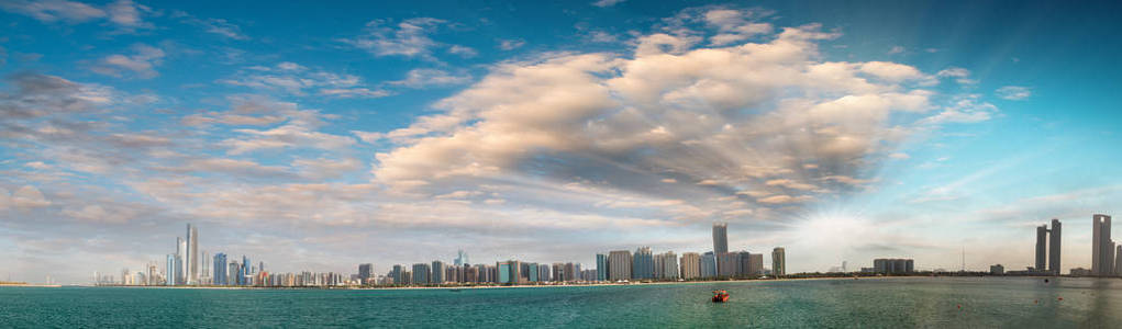 从滨海观全景城市视图