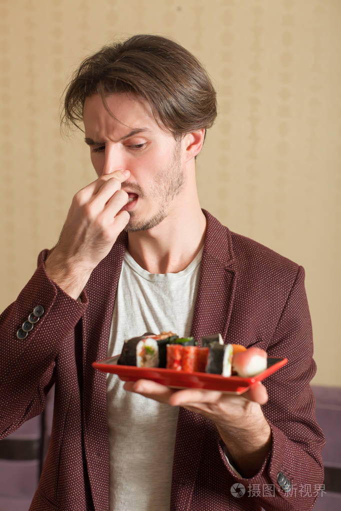 年轻男人吃寿司