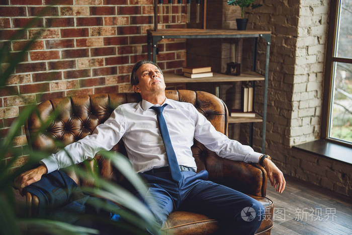 疲倦的人一些休息