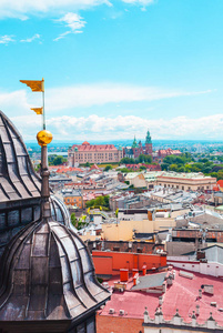 从圣马利亚教堂在主要市场广场上，克拉科夫，波兰的瓦维尔城堡的视图